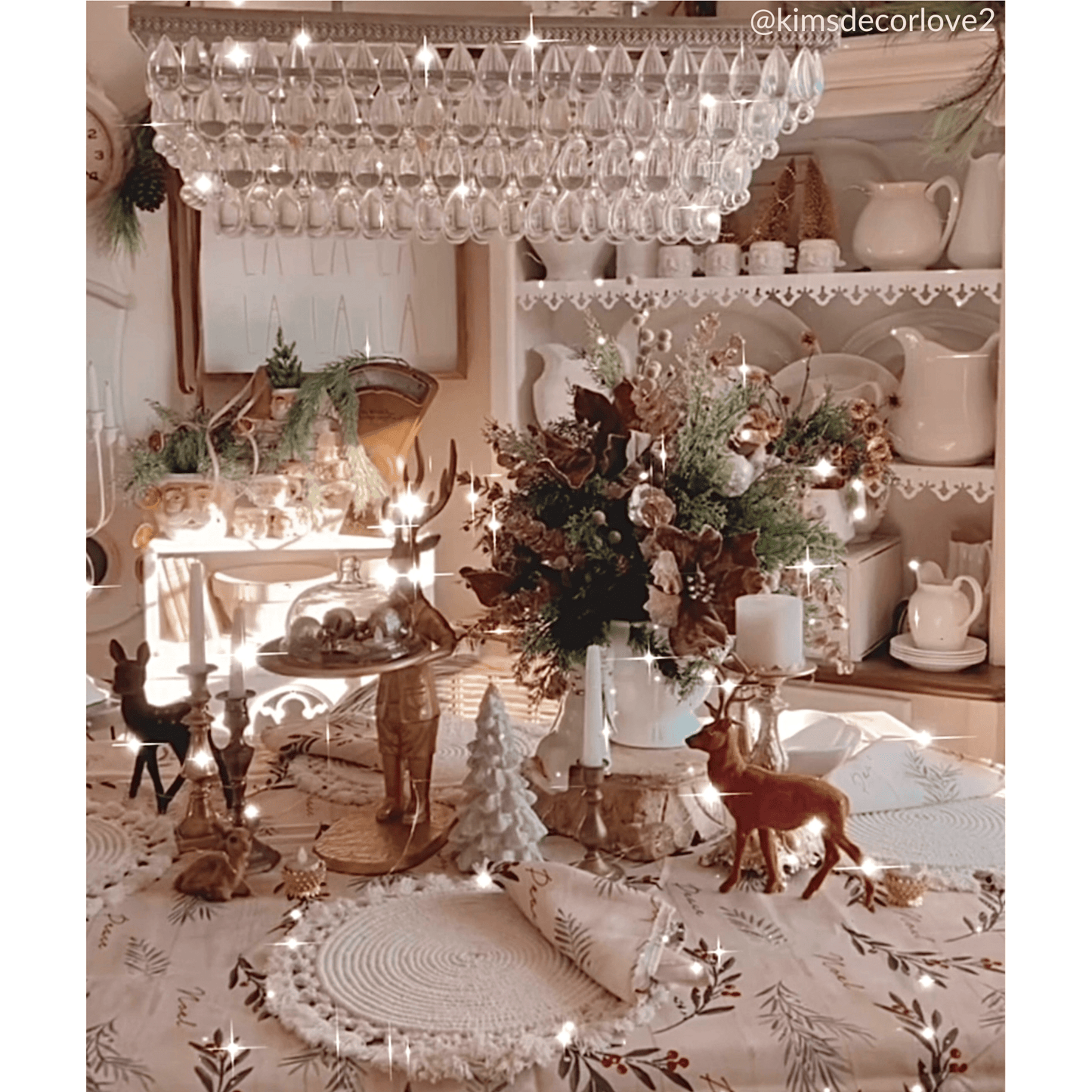 Mantel con adornos de árboles navideños